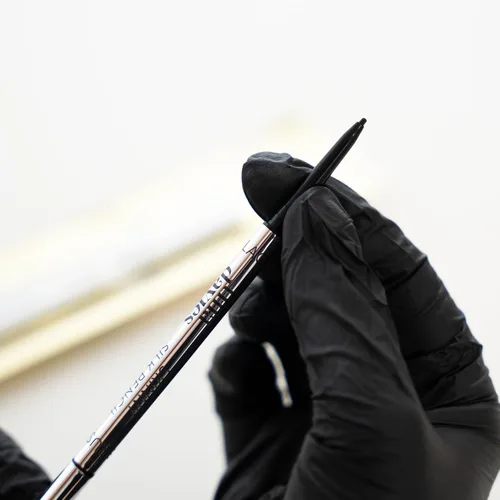 Miniatura 5 de Tina Davies Lápiz de seda delgado, color de cejas pre-dibujado para microblading, punta retráctil con carrete, micro cejas suaves - negro