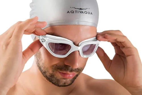 Miniatura 13 de AqtivAqua DX - Gafas de natación con visión amplia para adultos, hombres y mujeres, antiempañamiento y sin fugas Gafas blancas + funda plateada