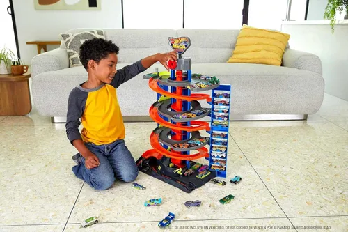 Miniatura 2 de Hot Wheels City Mega Garage Juego con elevador de corcho y almacenamiento para más de 60 autos, incluye 1 vehículo Hot Wheels a escala 1:64, regalo