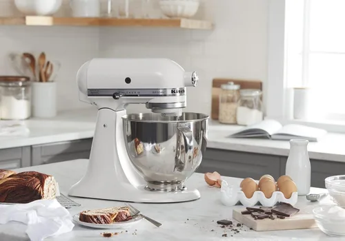 Miniatura 4 de KitchenAid Artisan Series Mezclador de pie con cabeza basculante de 5 cuartos de galón y protector para verter KSM150PS, licuado Milkshake