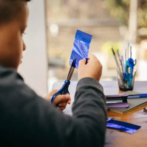 Miniatura 9 de Fiskars SoftGrip Tijeras con purpurina para zurdos de 7 pulgadas para niños a partir de 12 años, tijeras para zurdos para la escuela o manualidades