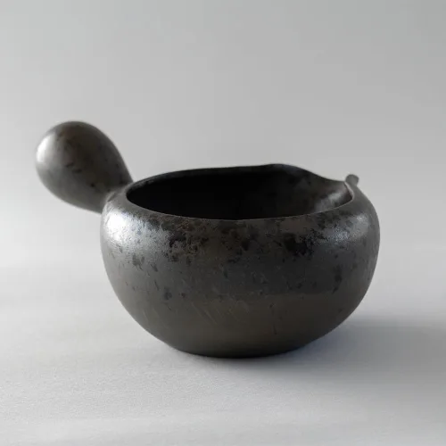 Miniatura 2 de KIMIKURA Hecho en Japón -Cuenco Matcha con boquilla y mango/Enfriador de agua Yuzamashi para té verde -Color gris oscuro Té japonés