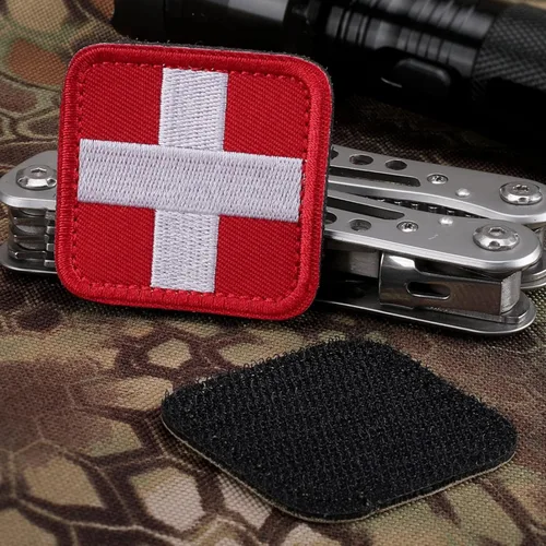 Miniatura 3 de LIVANS Medic Cross Morale Patch, parche médico blanco de primeros auxilios, parches tácticos de gancho y bucle EMT, 2 paquetes para mochilas Rojo