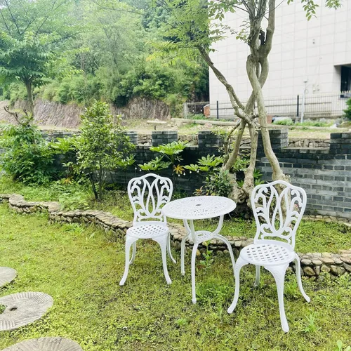 Miniatura 6 de KAILI Juego de 3 muebles de patio de aluminio fundido para patio, jardín al aire libre, mesas y sillas a prueba de óxido, juego de bisrto blanco