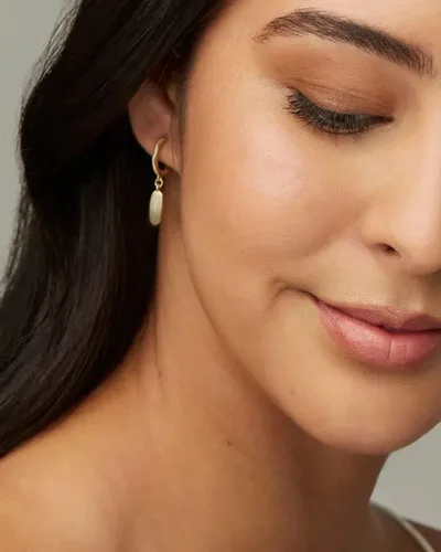 Miniatura 3 de Kendra Scott Pendientes Huggie de helecho para mujer, joyería de moda