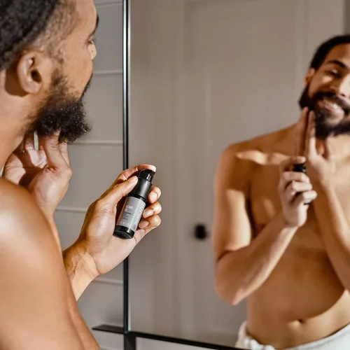 Miniatura 6 de MANSCAPED® El kit avanzado Beard Hedger® incluye nuestro recortador de barba y bigote de precisión premium, champú hidratante, acondicionador