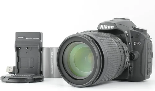 Nikon D90 12.3MP DX-Format CMOS Cámara SLR digital con lente de zoom Nikkor 0.709-4.134 in f/3.5-5.6G ED AF-S VR DX Nikkor (Modelo antiguo)