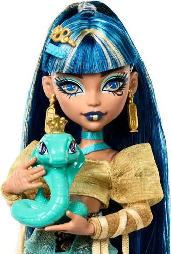 Miniatura 3 de Muñeca Monster High Cleo De Nile con blusa dorada y falda de capas, incluye cobra mascota Hissette y accesorios como mochila, snack y pergamino