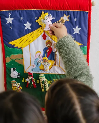 Miniatura 5 de Pockets of Learning Joy To The World - Calendario de adviento tradicional de la natividad, decoración navideña, escena del pesebre de la guardería