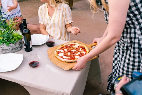 Miniatura 5 de Ooni Cáscara de pizza de bambú de 16 pulgadas, tabla de servir de madera de 16 pulgadas, espátula de pizza, accesorios para horno de pizza