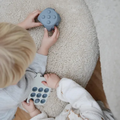 Miniatura 5 de mushie Juguete de silicona para prensar dados Juego sensorial para bebés durante más de 10 meses (Tradewinds/Piedra)