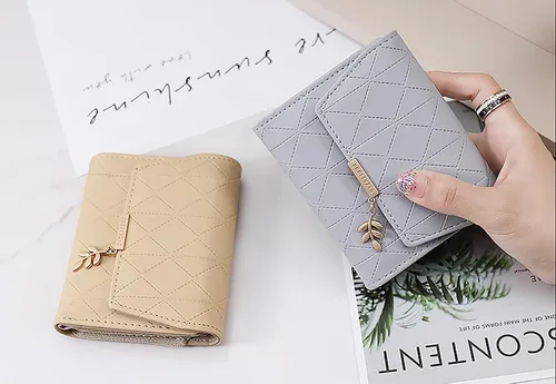 Miniatura 69 de UTO - Cartera pequeña RFID de piel sintética con dije de hoja, cierre de cremallera y tarjetero.