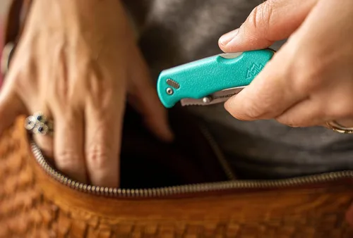 Miniatura 9 de Outdoor Edge Navaja de bolsillo plegable Razor, compacta de 2.2 pulgadas EDC con cuchillas reemplazables RazorSafe, perfecto para llevar a diario