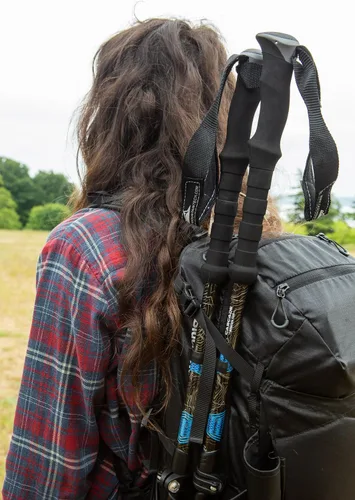 Miniatura 7 de Cascade Mountain Tech - Bastones de senderismo de fibra de carbono, bastones para caminar o hacer senderismo con seguros ajustables rápidos Azul
