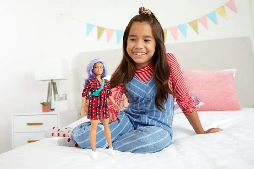 Miniatura 2 de Barbie Fashionistas - Muñeca #157, con curvas con cabello lavanda con vestido rojo a cuadros, botas de vaquero blancas y bolsa de cactus verde