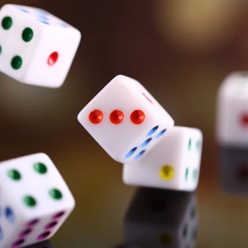 Miniatura 7 de Gejoy Juego de 50 dados de seis caras de 0.632 pulgadas (0.630 in), color blanco con puntas multicolores, juego de dados de esquina cuadrada
