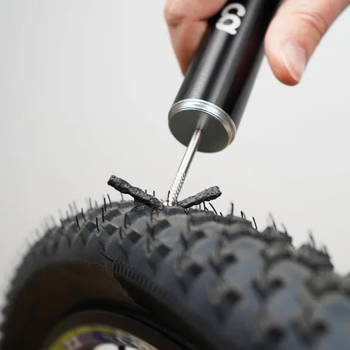 Miniatura 3 de CyclingDeal Kit de herramientas de reparación de bicicleta de trinquete 2 en 1, cápsula y soporte de almacenamiento de aleación CNC, llave