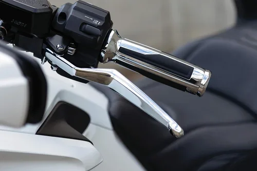 Miniatura 3 de Kuryakyn 6764 Omni Puños para Manillar Acelerador y Embrague: Honda Gold Wing GL1800 2018-19 con empuñaduras calefactables, cromado, 1 par