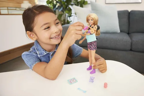 Miniatura 2 de Set de Barbie Skipper Babysitters Inc con muñeca rubia en camiseta 'Girl Power', muñeca bebé y 4 accesorios Rubio