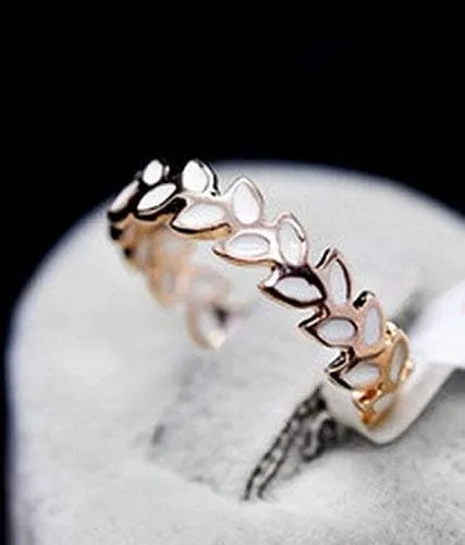 Miniatura 2 de Taoqiao Anillo con forma de rama de olivo, con detalles de esmaltado blanco.