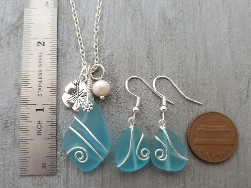 Miniatura 3 de Juego de collar de cristal de mar azul turquesa envuelto en alambre + aretes, piedra natal de diciembre, hibisco y perla de agua dulce