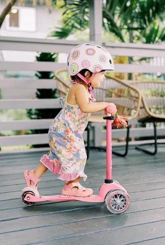 Miniatura 8 de Micro Kickboard - Mini Deluxe - Patinete Micro de tres ruedas de diseño suizo inclinado para dirigir Rosa
