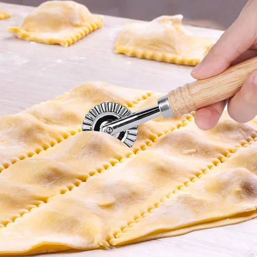 Miniatura 3 de SHANGSKY Rueda cortadora de repostería, rueda de corte de ravioles con mango largo de madera, cortador de pasta, bola de masa para hacer encaje