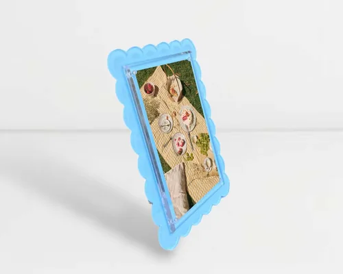 Miniatura 4 de GRAHAM DESIGN Marco de 5 x 7 pulgadas de acrílico con borde festoneado – Marco de fotos magnético para mesa (azul claro) – Marco de fotos flotante