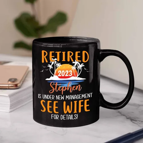 Miniatura 3 de Taza de café negra de jubilación personalizada, Jubilado está bajo nueva gestión, mira a la esposa para más detalles, taza de té de 11 15 onzas