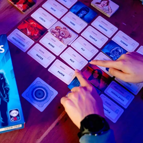 Miniatura 5 de CGE Codenames Juego de Mesa (2ª Edición) El Juego de Fiesta de Asociación de Palabras Ultra Secreto para Noches de Juegos con Amigos y Familia, 4+