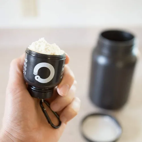 Miniatura 6 de OnMyWhey - Llavero de embudo de proteína en polvo y suplemento, contenedor portátil para el gimnasio, entrenamientos, fitness y viajes - Aprobado
