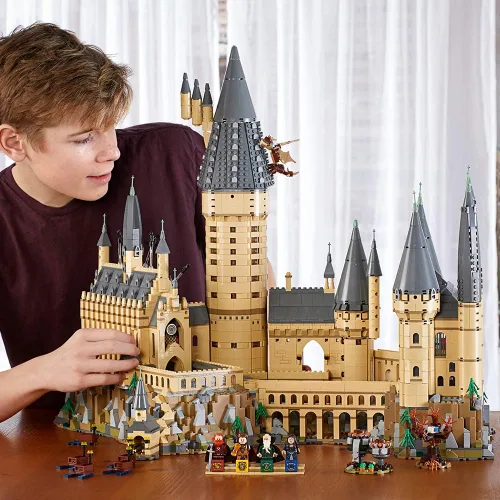 Miniatura 3 de LEGO Harry Potter Castillo de Hogwarts 71043 Set de Construcción - Kit de Modelo con Minifiguras, Incluye Varita, Barcos y Figura de Araña