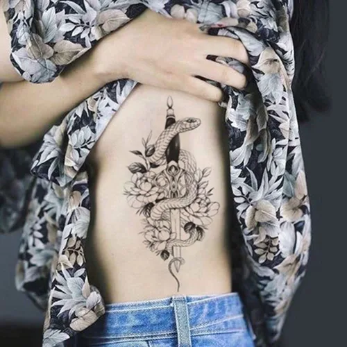 Miniatura 5 de 8 hojas de tatuajes temporales negros con flechas, brújulas, plumas, dragones, anclas, espadas, serpientes, árboles y flores para el brazo