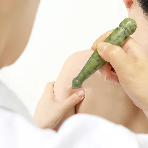 Miniatura 3 de gemshan Jade Gua Sha Pen - Herramienta de masaje de tejido profundo hecha a mano, terapia de raspado, relajación facial y corporal Verde (Green Jade)