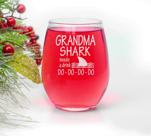 Miniatura 6 de Grandma Shark Needs a Drink, copa de vino sin tallo de 15 onzas, regalos para la nueva abuela, día de la madre, anuncio de embarazo, nueva abuela