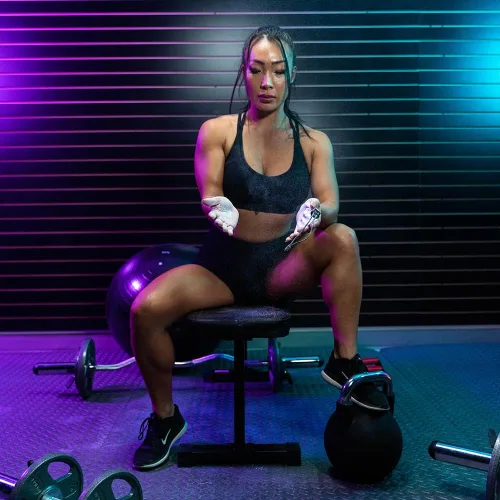Miniatura 5 de Cannon Sports Polvo de tiza para gimnasio, 3 libras de carbonato de magnesio, tiza suelta con bolsa resellable y bolsa de tiza, agarre profesional