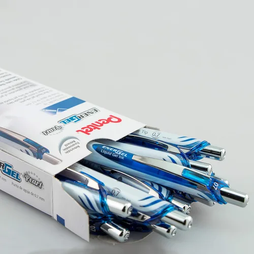 Miniatura 2 de Pluma retráctil Pentel EnerGel RTX Pearl, con gel líquido, (0.7mm) trazo medio, punta de aguja, tinta azul, paquete de 12 unidades (BLN77PW-C)