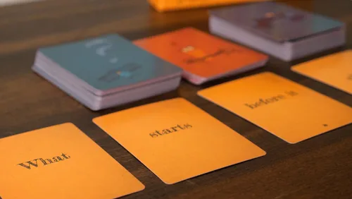 Miniatura 5 de Runaway Parade Games Juego de cartas Smug Owls, un juego de fiesta galardonado divertido y creativo para resolver acertijos para niños y adultos