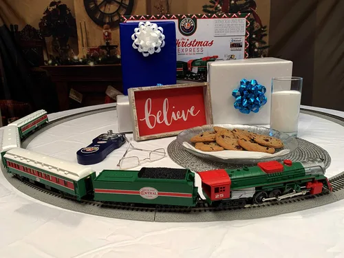 Miniatura 5 de Juego de tren Lionel Christmas Express LionChief Bluetooth eléctrico de calibre HO con control remoto, multicolor