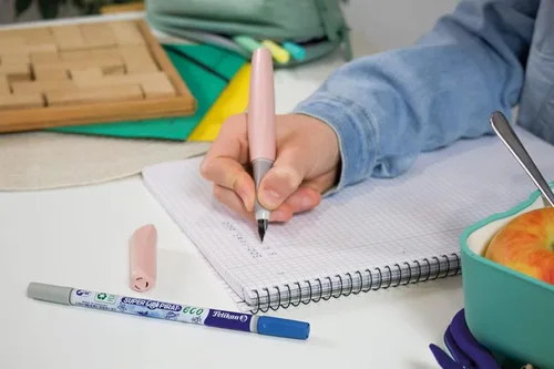 Miniatura 4 de Pelikan Pluma estilográfica Twist eco de acero inoxidable punta M línea ancho incluye cartucho de tinta rosa