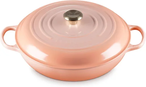 Miniatura 24 de Le Creuset Braiser Signature de hierro fundido esmaltado, 5 cuartos de galón, Flame Llama