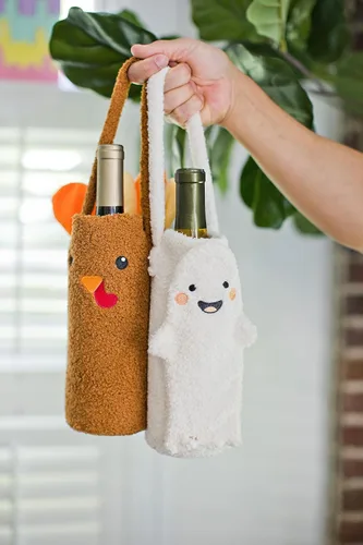 Miniatura 9 de Pearhead Soporte para botella de vino fantasma de Halloween, bolsa de regalo reutilizable de sherpa de felpa con cara sonriente y asa - Lindo regalo