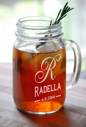 Miniatura 2 de Monograma personalizado Mason Jar Dama de honor padrinos de boda Tazas de masón con asa grabada para boda, aniversario de compromiso, fiesta nupcial