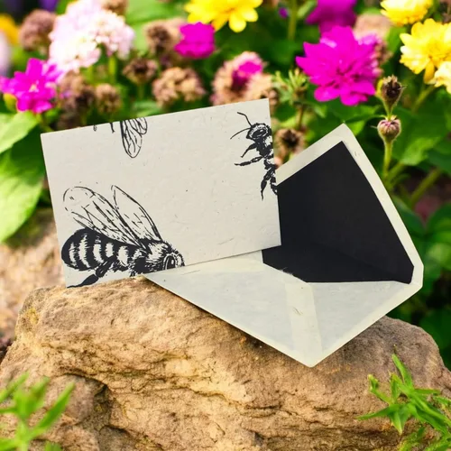 Miniatura 2 de Kathmandu Valley Co. Nepali Cherish - Juego de tarjetas de felicitación y sobre con papel Lokta hecho a mano de Nepal, 15 tarjetas (abejas)