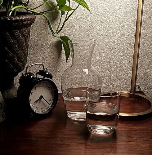 Miniatura 8 de Lily's Home Jarra de agua de 26 oz, con taza de vidrio como tapa, jarra de agua para mesita de noche para dormitorio, baño o cocina, ideal