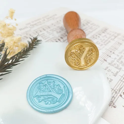 Miniatura 7 de Sello de cera con letra inicial del alfabeto tradicional medieval, sellos de letra con cabeza de latón y mango de madera para tarjeta/sobre/regalo