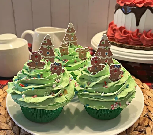 Miniatura 3 de Magdalenas falsas para tartas – Christmas Pals Gingerbread Man Green Cupcakes – Set de 3 – Hecho a mano por Dezicakes – Pastel falso – Cupcakes