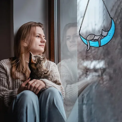 Miniatura 7 de BOXCASA Atrapasoles de Vidrio Emplomado Hecho a Mano de Gato Gris en Luna - Colgante Decorativo para Ventana para Amantes de los Gatos, Día