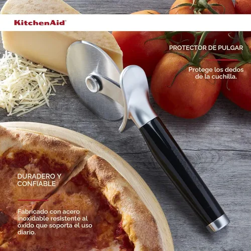 Miniatura 3 de KitchenAid Rueda de pizza clásica con hoja afilada para cortar costras, pasteles y más, protector de dedos integrado para un agarre seguro y cómodo