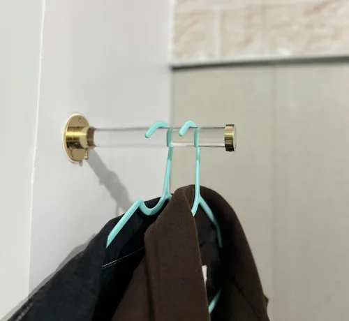 Miniatura 7 de Gancho para ropa montado en la pared, acabado de latón pulido, barra de Lucite resistente con soportes dorados, organizador de armario para abrigos
